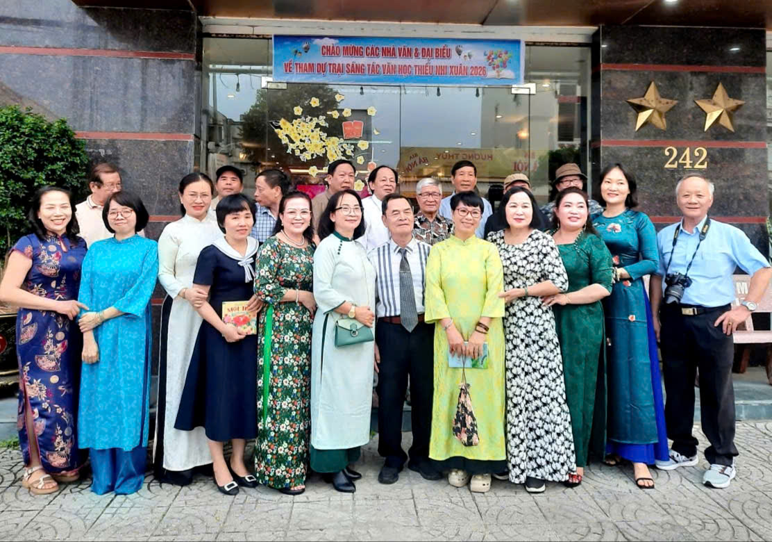 Các thành viên dự trại chụp ảnh lưu niệm cùng khách mời